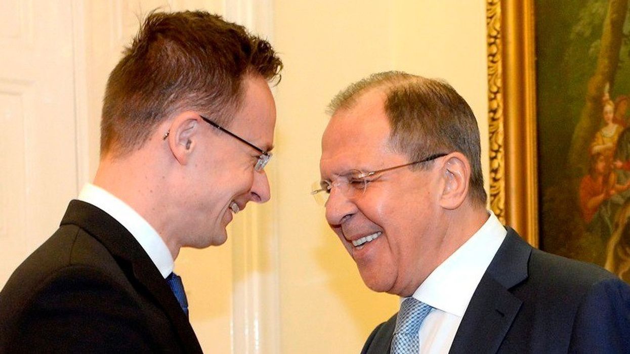 Ministri i Jashtëm hungarez pranon se i ka telefonuar Lavrovit të Rusisë gjatë takimeve kyçe të BE-së Ministri i Jashtëm hungarez pranon se i ka telefonuar Lavrovit të Rusisë gjatë takimeve kyçe të BE-së