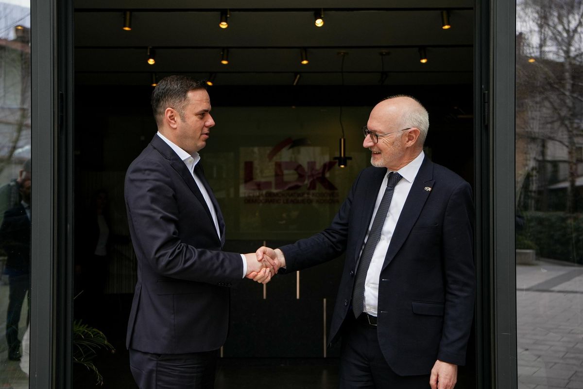 Abdixhiku takon ambasadorin francez: Respektimi i rendit kushtetues, thelbësor për vendin Abdixhiku takon ambasadorin francez: Respektimi i rendit kushtetues, thelbësor për vendin