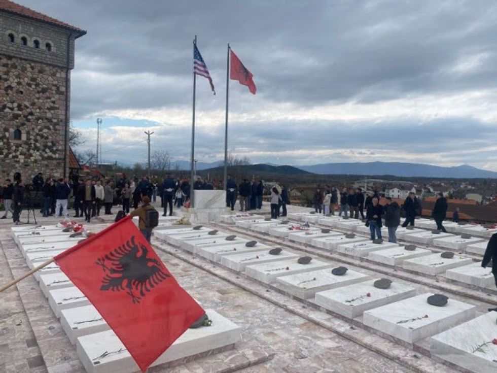 ​Në Gllogjan 28 vjet pas: ”Nuk ka ardhur kush kurrë të ma hap derën, të më thotë si janë ata fëmijë të vëllait-dëshmor, si jetojnë?