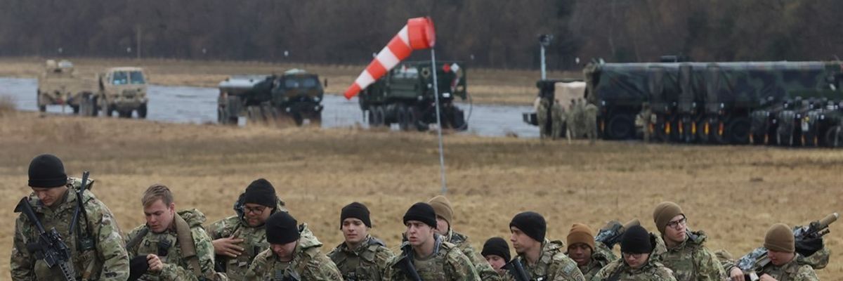 SHBA-të do të dërgojnë 3,000 ushtarë të tjerë në Lindjen e Mesme SHBA-të do të dërgojnë 3,000 ushtarë të tjerë në Lindjen e Mesme
