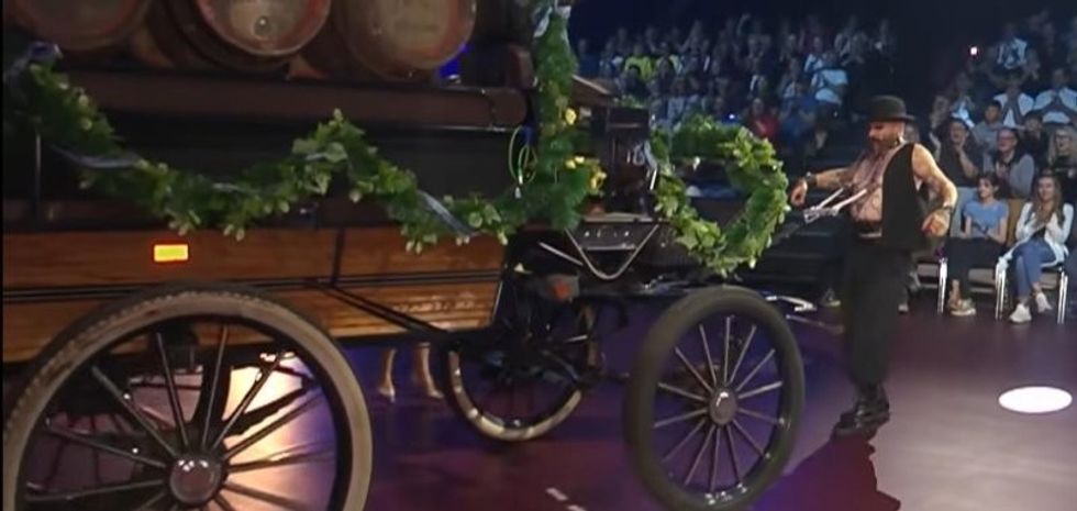 Performuesi i cirkut tërheq karrocën 1,000 kilogramëshe me gjoks