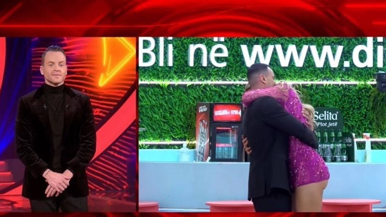 Brikenën e 'tradhton' fustani, zbulon aksidentalisht të pasmet gjatë spektaklit 'Prime' Brikenën e 'tradhton' fustani, zbulon aksidentalisht të pasmet gjatë spektaklit 'Prime'
