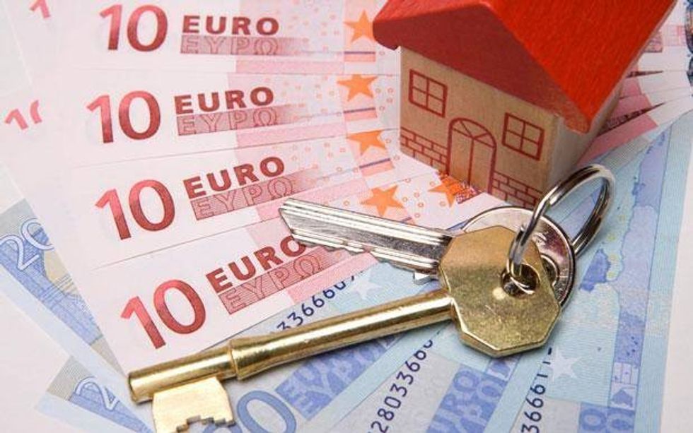 AKK akuzon Ministrinë e Financave për mosfunksionimin e sistemit të tatimit në pronë: Komunat po humbin miliona, qytetarët po penalizohen