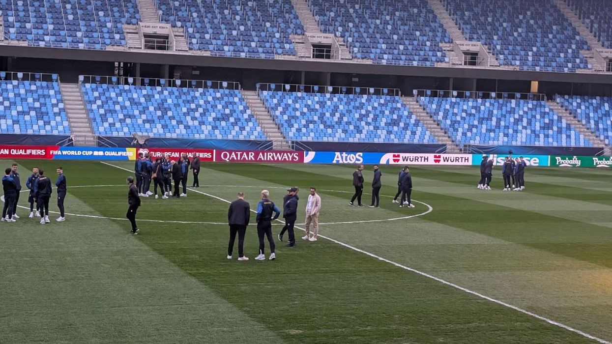 Lojtarët e Kosovës inspektojnë fushën e stadiumit ‘Tehelne pole’ Lojtarët e Kosovës inspektojnë fushën e stadiumit ‘Tehelne pole’