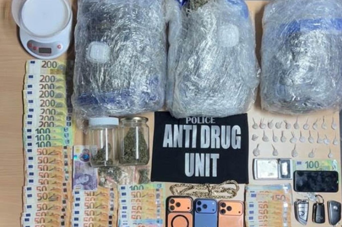 Fushë Kosovë-Podujevë, Prishtinë – Mitrovicë, si i ndoqi Policia të dyshuarit? “Delivery” vë në pranga katër persona për drogë, i pesti për krime kibernetike Fushë Kosovë-Podujevë, Prishtinë – Mitrovicë, si i ndoqi Policia të dyshuarit? “Delivery” vë në pranga katër persona për drogë, i pesti për krime kibernetike