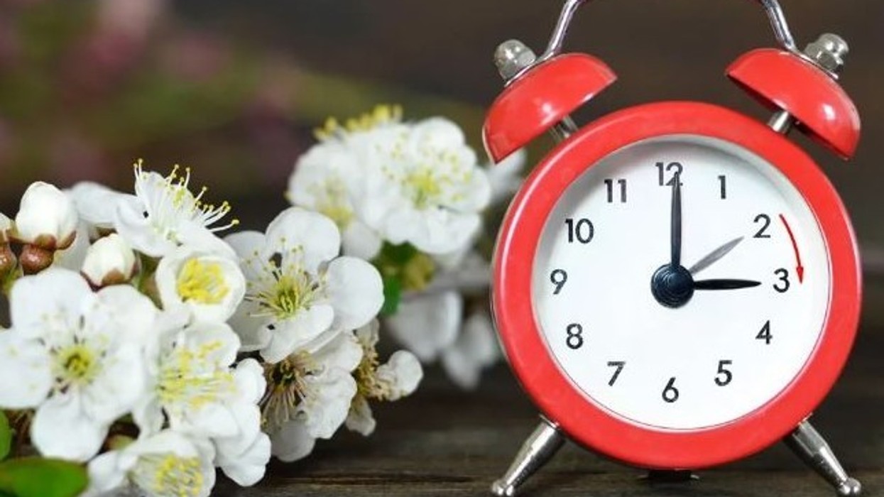 Të dielën ndërrohet ora, akrepat lëvizin 60 minuta para