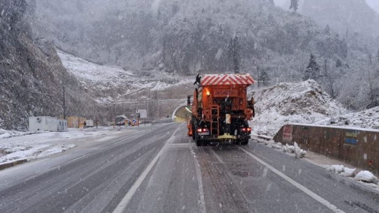 Reshjet e borës në Gjirokastër, borëpastrueset ndërhyjnë në rrugët kombëtare Reshjet e borës në Gjirokastër, borëpastrueset ndërhyjnë në rrugët kombëtare