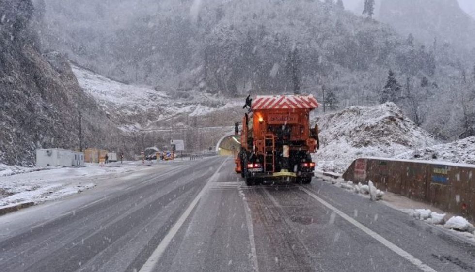 Reshjet e borës në Gjirokastër, borëpastrueset ndërhyjnë në rrugët kombëtare