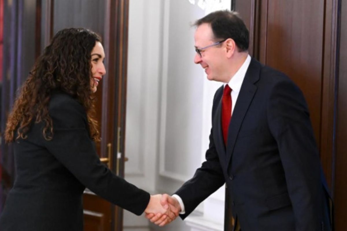 Osmani dhe ambasadori turk flasin për diplomacinë dhe ndeshjen Kosovë-Turqi Osmani dhe ambasadori turk flasin për diplomacinë dhe ndeshjen Kosovë-Turqi