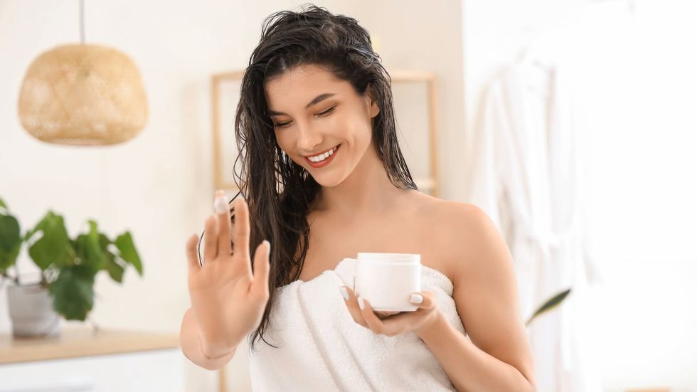 Si të përdorni maskën për flokë që yndyrosen shpejt