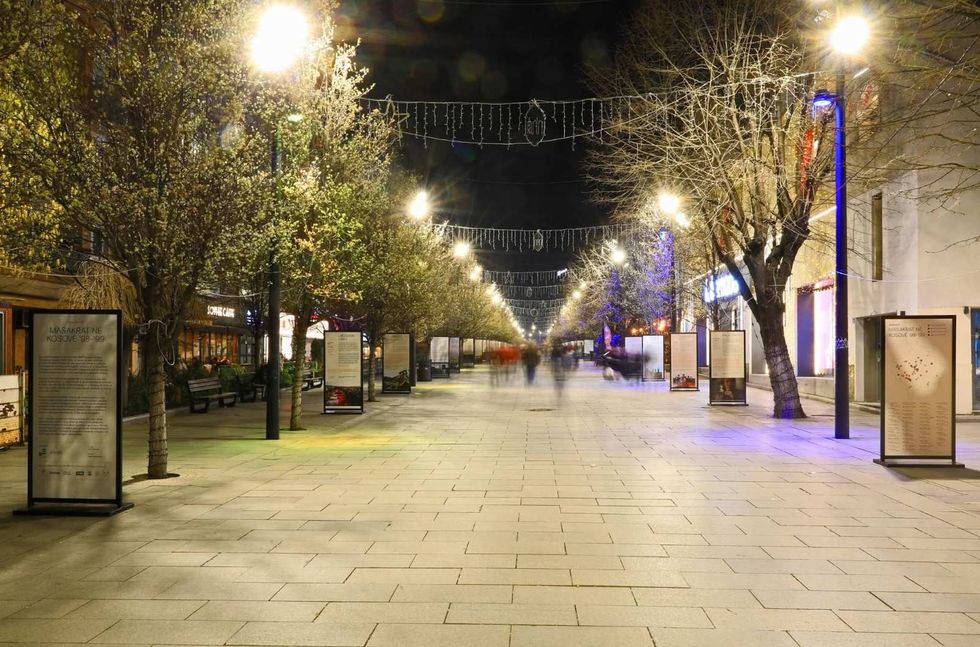 Pas reagimeve, sot largohet nga sheshi ekspozita “Masakrat në Kosovë 1998–1999”