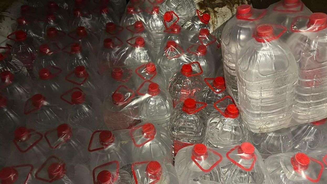 Dogana e Kosovës zbulon 1000 litra etanol në rajonin e Prizrenit me origjinë nga Serbia, shmangie nga taksat mbi 6 mijë euro Dogana e Kosovës zbulon 1000 litra etanol në rajonin e Prizrenit me origjinë nga Serbia, shmangie nga taksat mbi 6 mijë euro