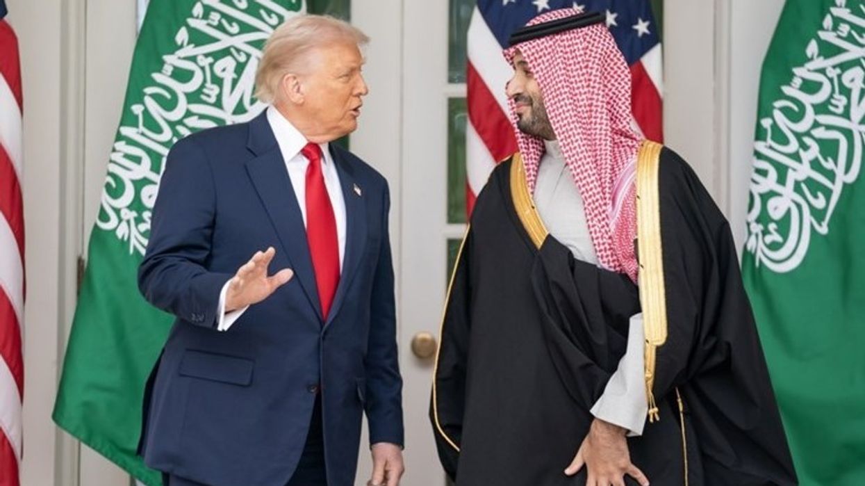 Trump tallet me princin saudit: Nuk prisja të më puthte në… Trump tallet me princin saudit: Nuk prisja të më puthte në…
