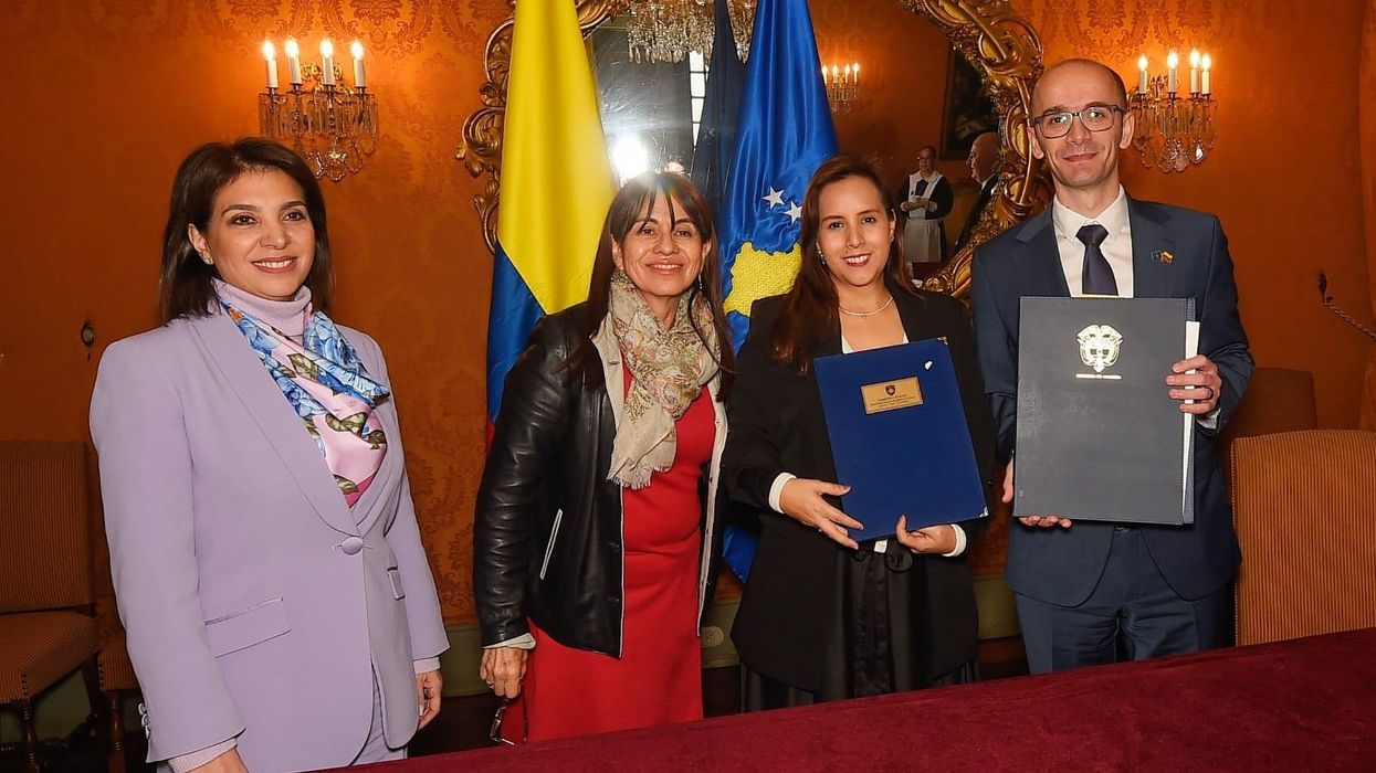 Kosova dhe Kolumbia nënshkruajnë tri marrëveshje, hiqen vizat për pasaportat diplomatike Kosova dhe Kolumbia nënshkruajnë tri marrëveshje, hiqen vizat për pasaportat diplomatike