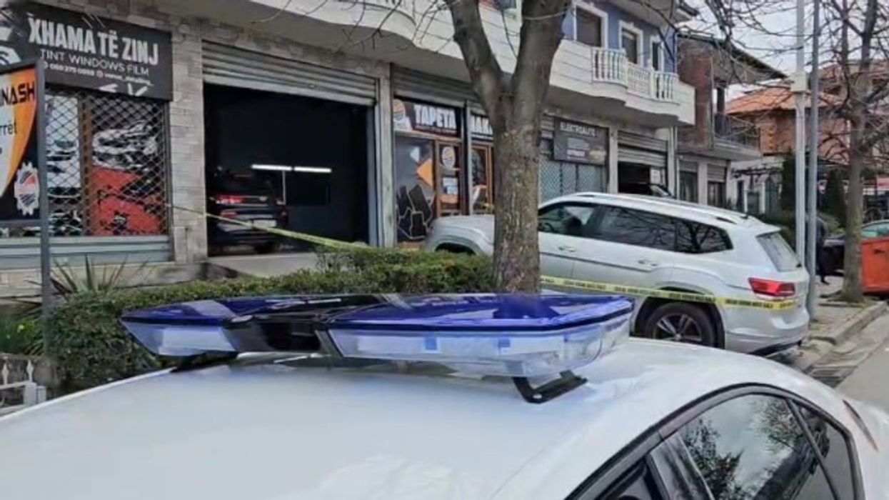 Detaje nga plagosja e trefishtë në biznesin e tapicerive në Korçë, u përdorën dhe gërshërë Detaje nga plagosja e trefishtë në biznesin e tapicerive në Korçë, u përdorën dhe gërshërë