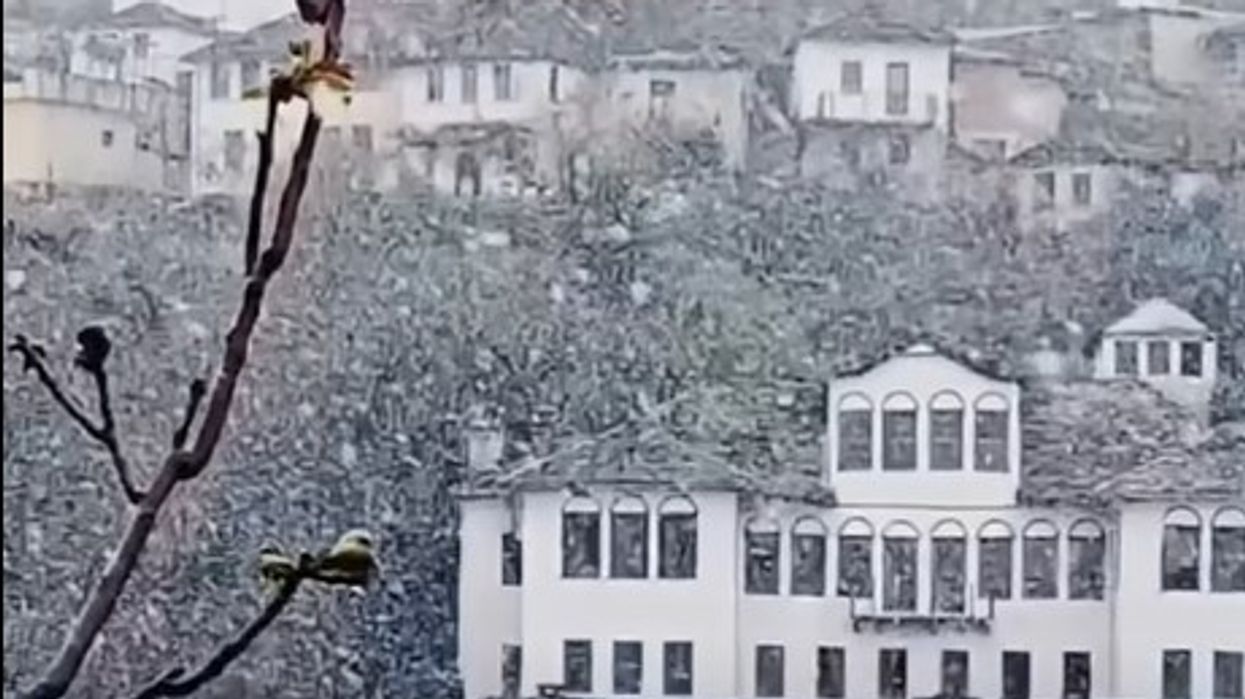 Pamje të Gjirokastrës me borë në fund të marsit Pamje të Gjirokastrës me borë në fund të marsit
