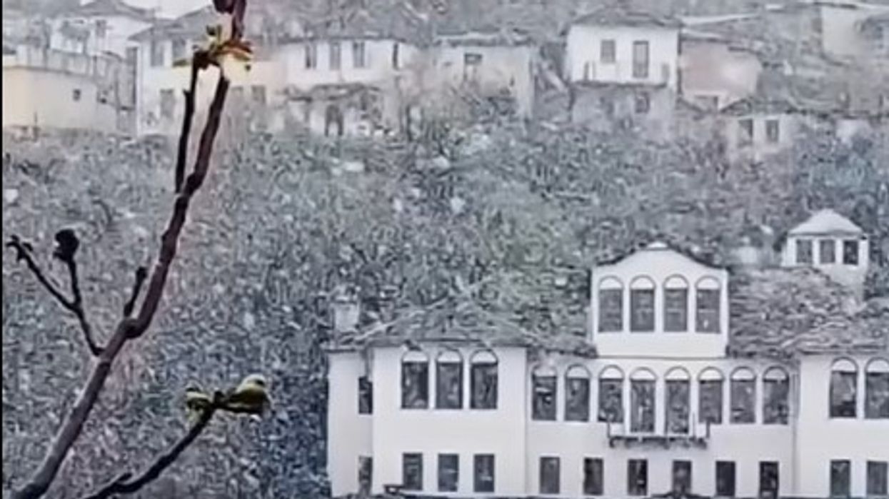 Pamje të rrallë të Gjirokastrës me borë në fund të marsit Pamje të rrallë të Gjirokastrës me borë në fund të marsit