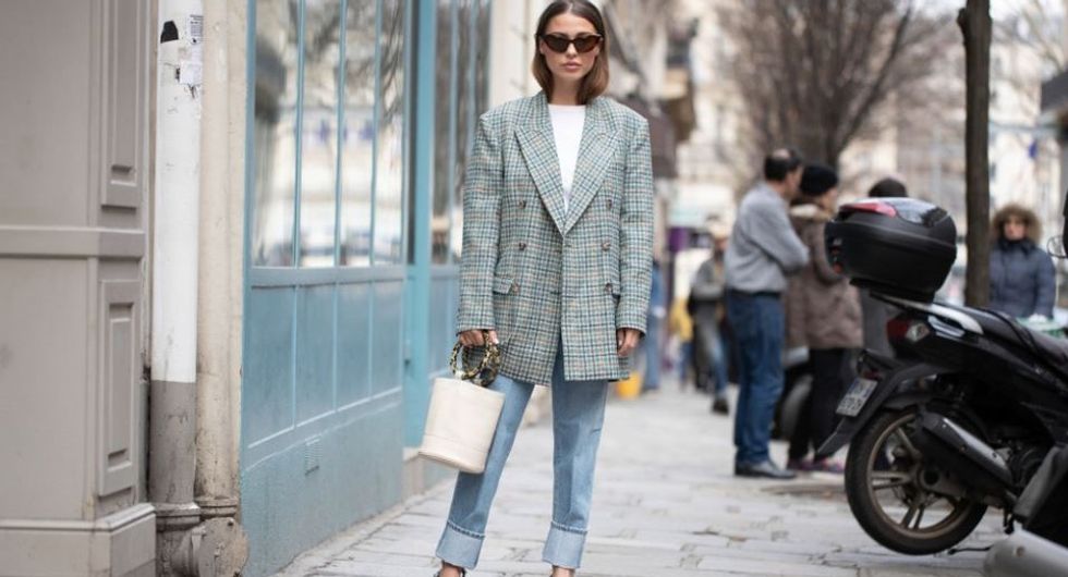 Si ta bëni një bluzë të bardhë dhe xhinse të duken elegante dhe të kushtueshme