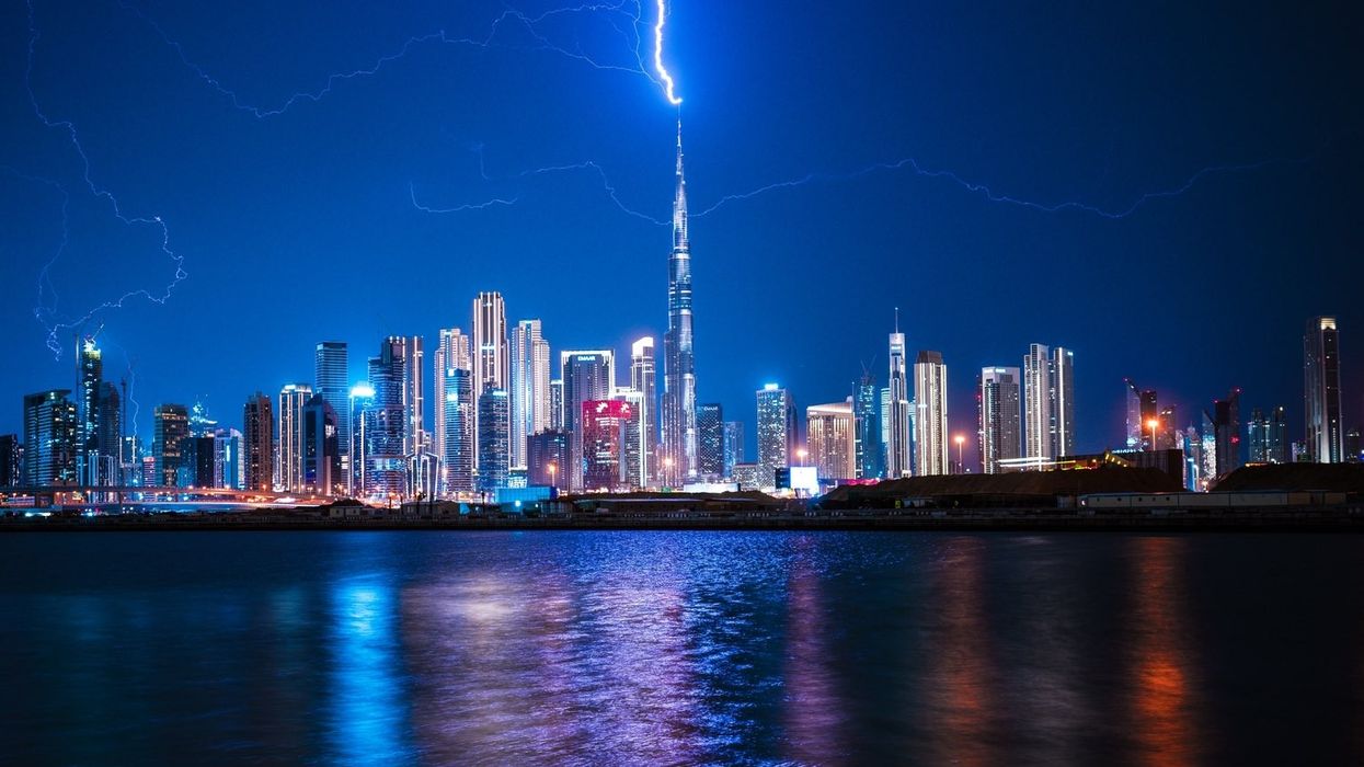 Rrufeja godet Burj Khalifan, pamjet bëhen virale Rrufeja godet Burj Khalifan, pamjet bëhen virale