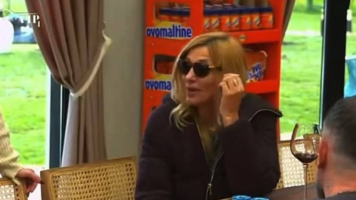 “Do të lahem ashtu siç më ka bërë nëna", Moza shkakton të qeshura, nuk pranon rrobat e banjës “Do të lahem ashtu siç më ka bërë nëna