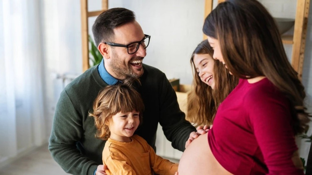 Çfarë i bën të qeshurat bebes në bark? Shkenca zbulon ndikimin që shumë nëna nuk e dinë