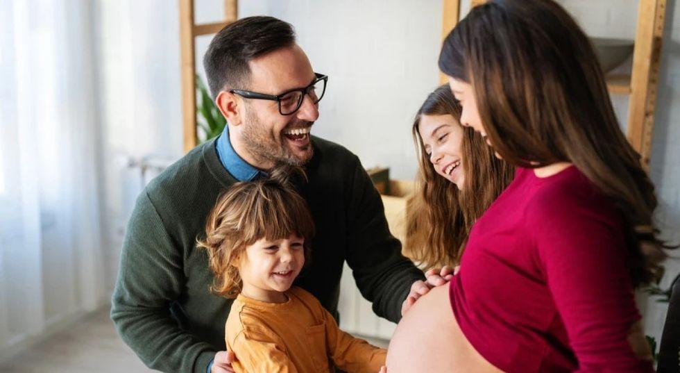 Çfarë i bën të qeshurat bebes në bark? Shkenca zbulon ndikimin që shumë nëna nuk e dinë