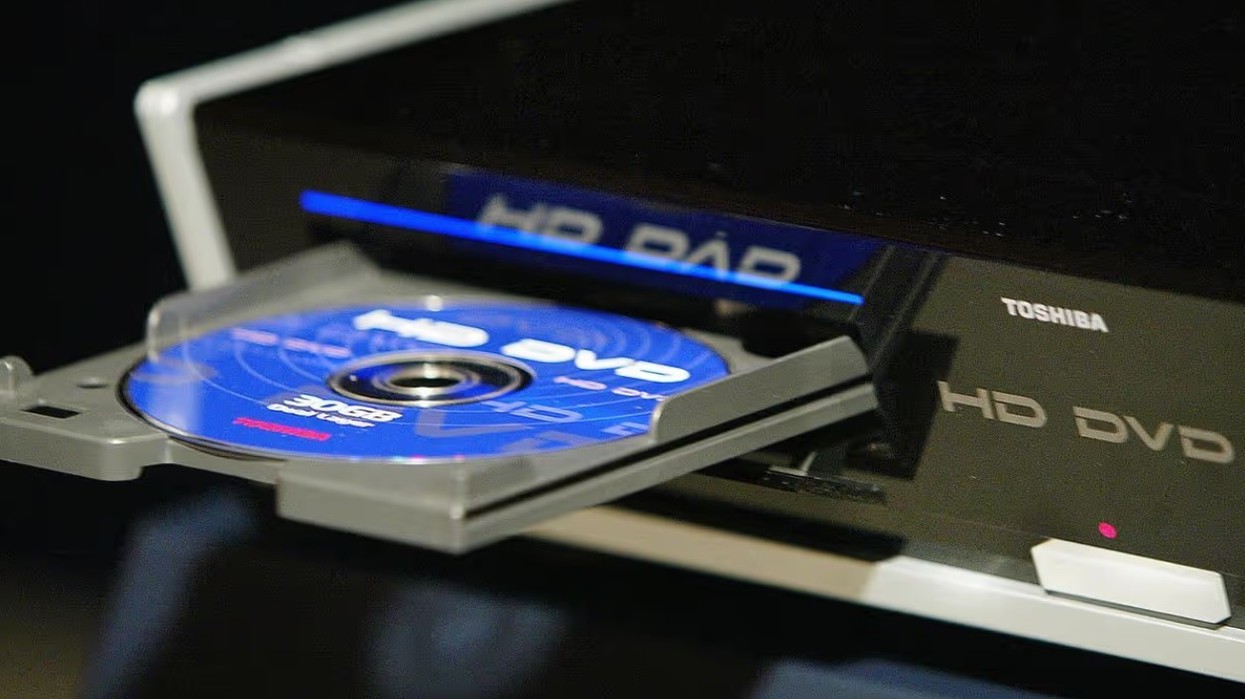 Mori DVD-në dhe zbuloi një shënim me katër fjalë të fshehur brenda kutisë