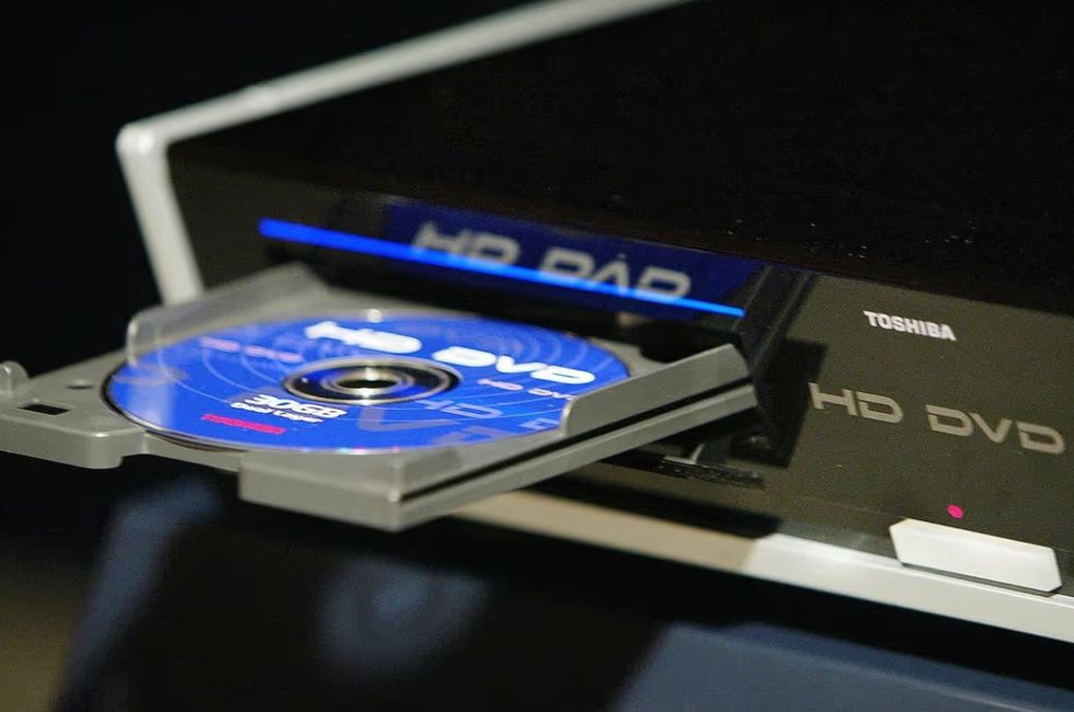 Mori DVD-në dhe zbuloi një shënim me katër fjalë të fshehur brenda kutisë