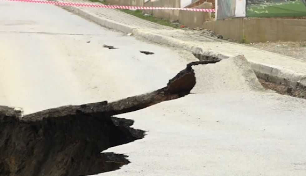 Ndahet përgjysmë një rrugë në Prishtinë, flet dejtori për Siguri dhe Emergjenca