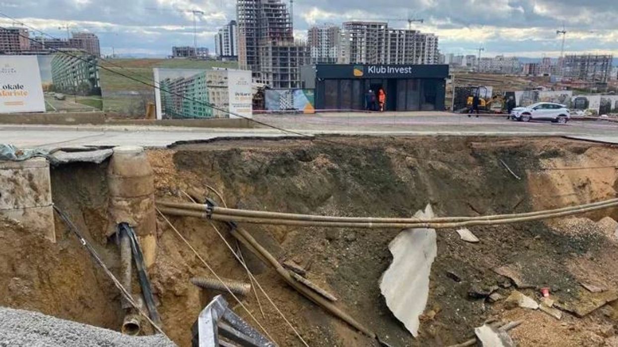 Shembja e dheut në Prishtinë lë pa rrymë disa zona, KOSTT del me njoftim Shembja e dheut në Prishtinë lë pa rrymë disa zona, KOSTT del me njoftim