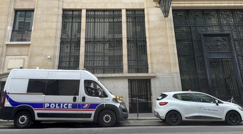 Tre të arrestuar në Paris pas një tentative sulmi me bombë jashtë 