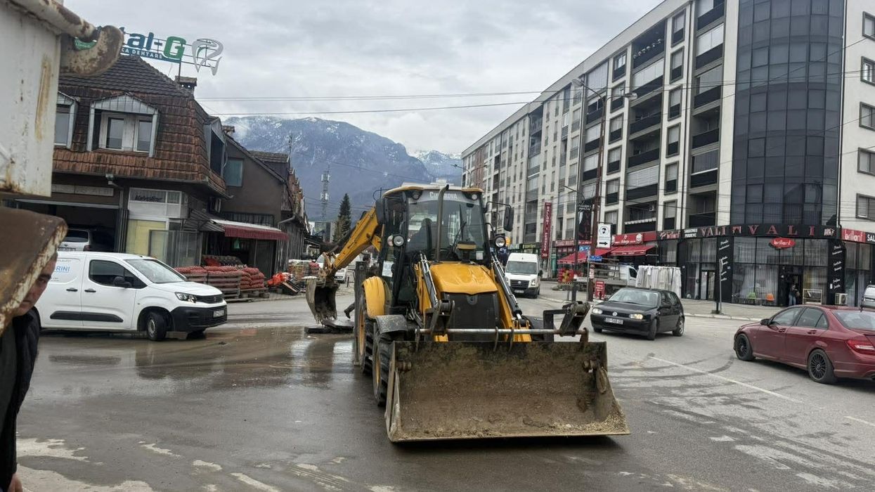 Prishje në rrjetin e ujësjellësit në Pejë, ndërpritet furnizimi në disa rrugë Prishje në rrjetin e ujësjellësit në Pejë, ndërpritet furnizimi në disa rrugë