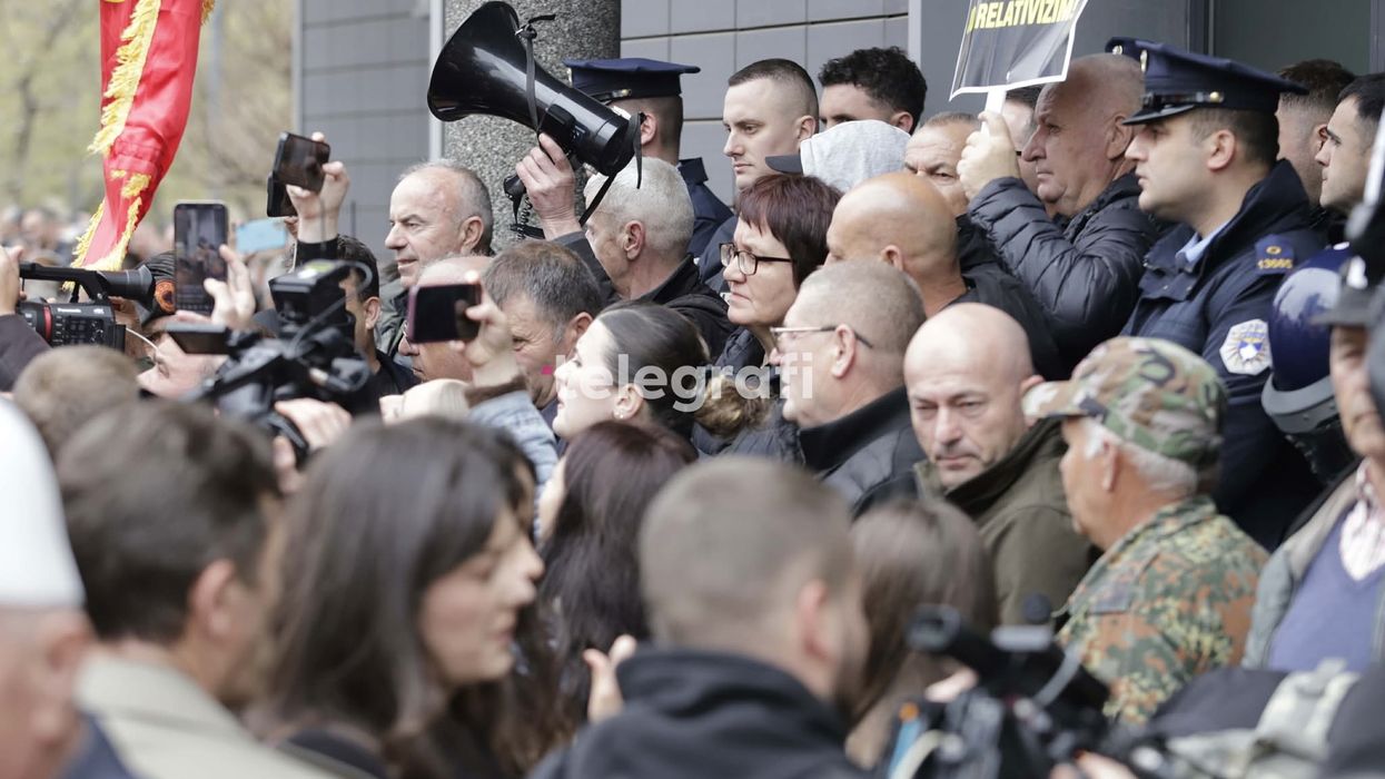 Dërguti në protestën kundër eskpozitës së Shkëlzen Gashit: Shtrembërim i qëllimshëm i historisë së luftës Dërguti në protestën kundër eskpozitës së Shkëlzen Gashit: Shtrembërim i qëllimshëm i historisë së luftës