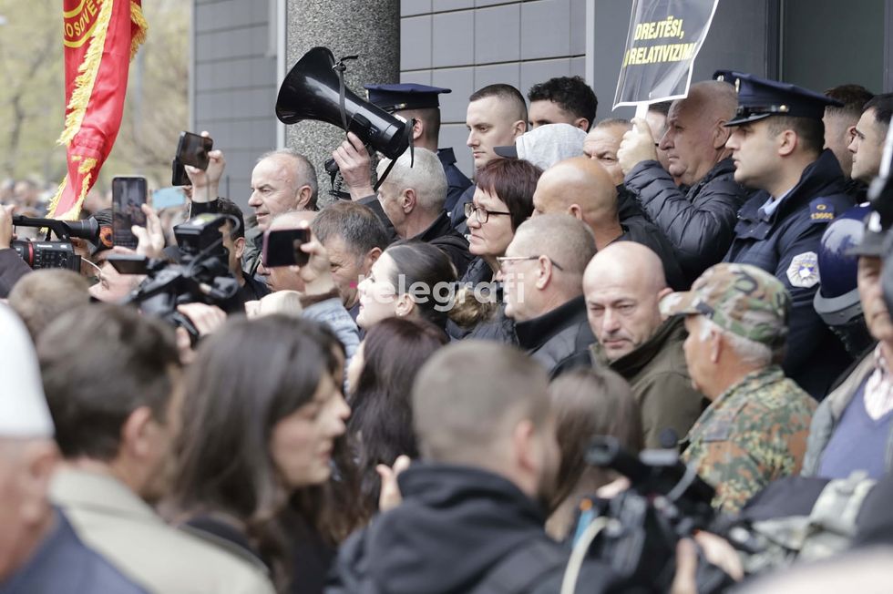 Dërguti në protestën kundër eskpozitës së Shkëlzen Gashit: Shtrembërim i qëllimshëm i historisë së luftës