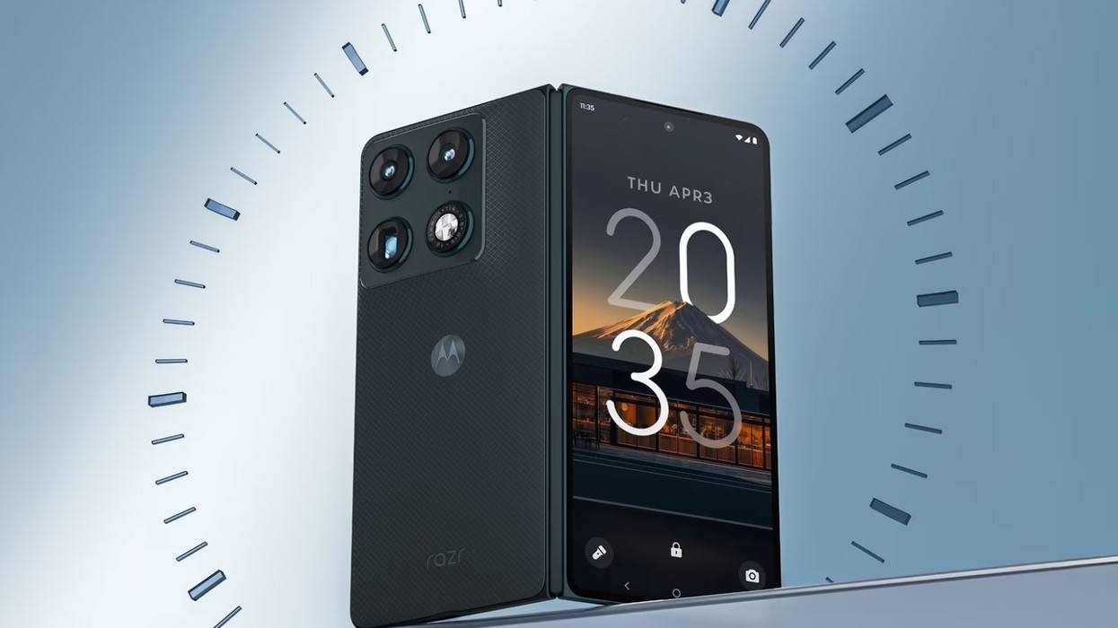 Motorola hyn në tregun e telefonave të palosshëm në stilin e një libri me Razr Fold