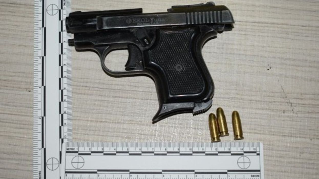 Arrestohet një person për vjedhje të rëndë në Prishtinë, sekuestrohen armë dhe veturë Arrestohet një person për vjedhje të rëndë në Prishtinë, sekuestrohen armë dhe veturë
