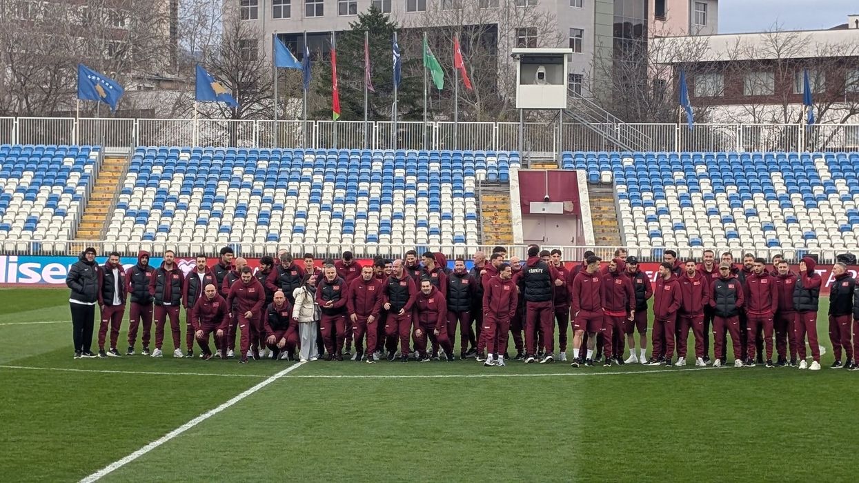 Kombëtarja e Turqisë arrin në “Fadil Vokrri” - pritet nga tifozë dhe media Kombëtarja e Turqisë arrin në “Fadil Vokrri” - pritet nga tifozë dhe media