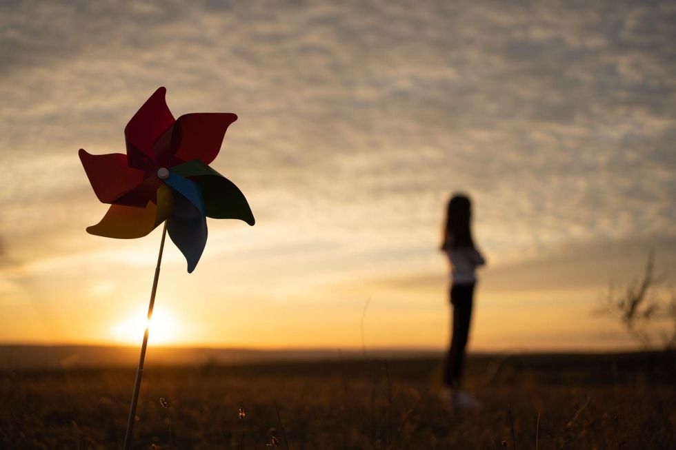 Kur një fëmijë humb prindin, nuk është vetëm dhimbje: Pasojat që zgjasin gjithë jetën