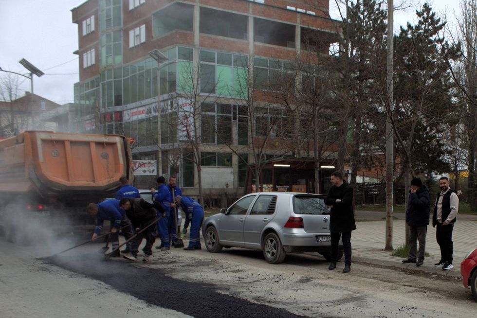 Komuna e Fushë Kosovës ndërmerr aksion për sanimin e rrugëve të dëmtuara