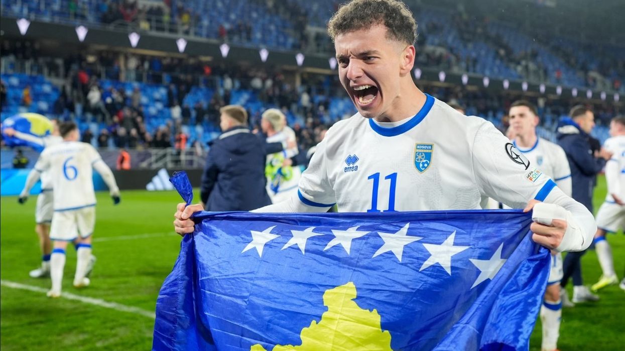 The Guardian: 'Ne besojmë te njëri-tjetri': Rruga e vështirë e Kosovës nga lufta te shpresa për Kupën e Botës The Guardian: 'Ne besojmë te njëri-tjetri': Rruga e vështirë e Kosovës nga lufta te shpresa për Kupën e Botës