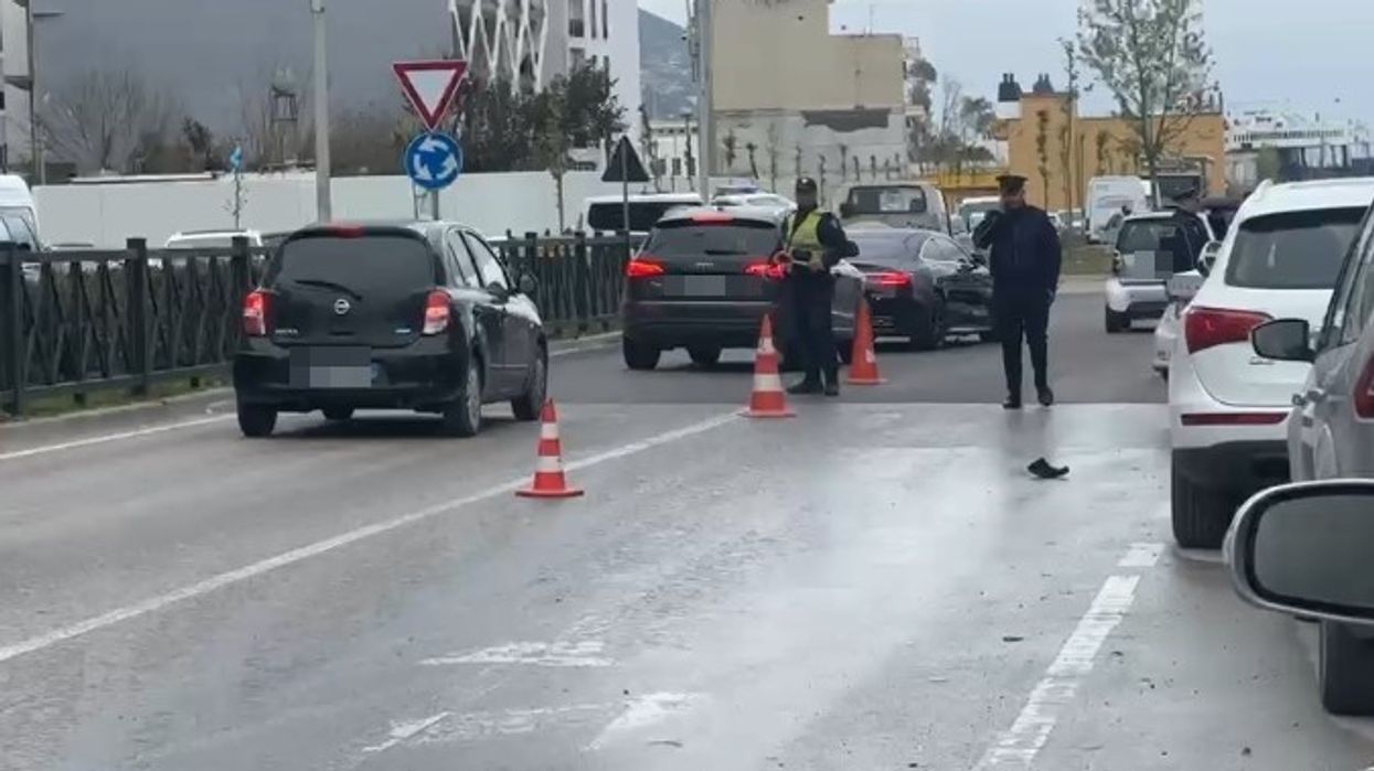 Aksident i rëndë në Vlorë, automjeti përplas një grua - autori ikën nga vendngjarja Aksident i rëndë në Vlorë, automjeti përplas një grua - autori ikën nga vendngjarja