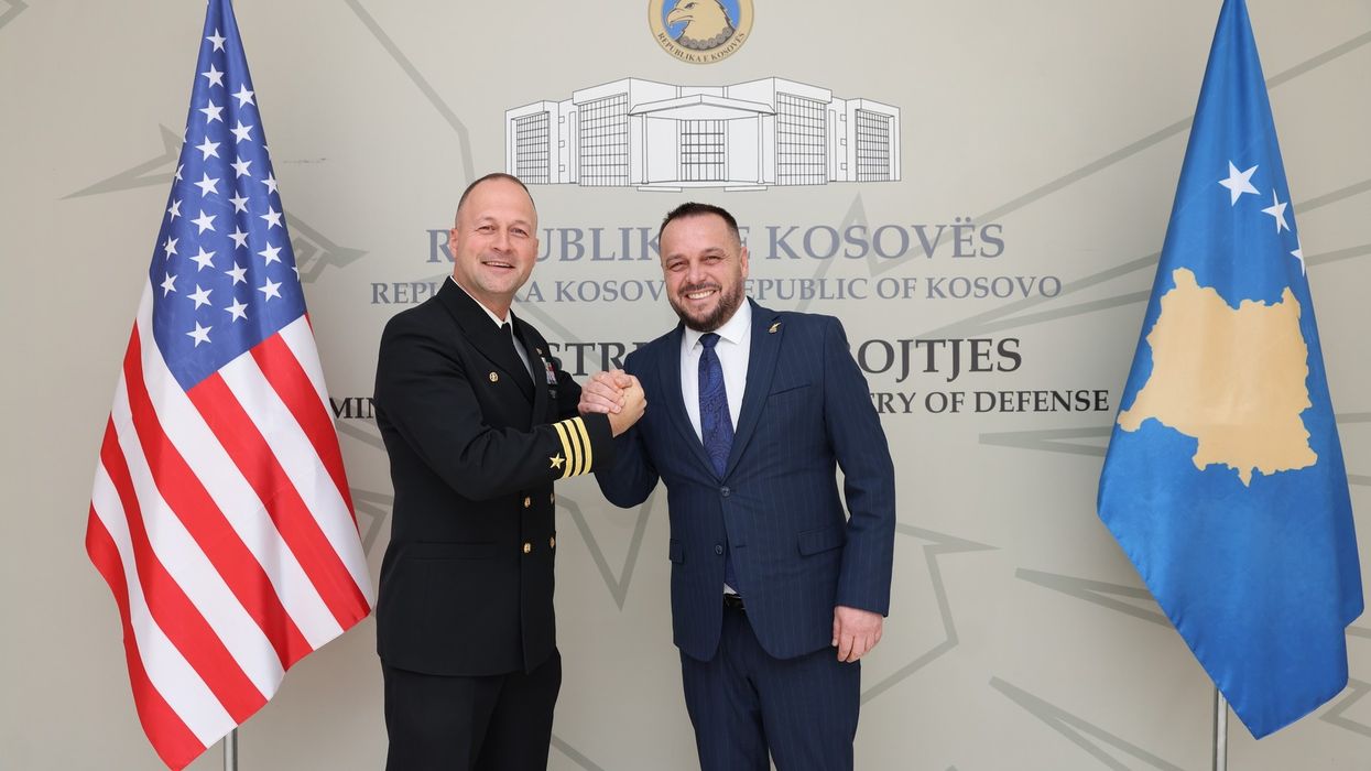 Shqiptari që drejton anijen luftarake amerikane USS Pearl Harbor në Kosovë, me ministrin Maqedonci flasin për avancimin e sistemit të mbrojtjes Shqiptari që drejton anijen luftarake amerikane USS Pearl Harbor në Kosovë, me ministrin Maqedonci flasin për avancimin e sistemit të mbrojtjes
