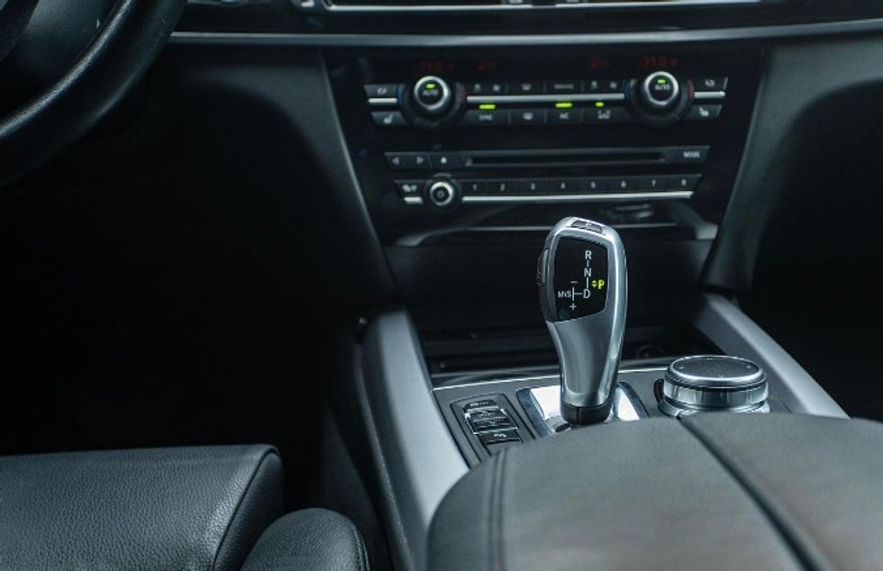 A duhet të tërhiqet frena e dorës përpara se të fiket vetura?