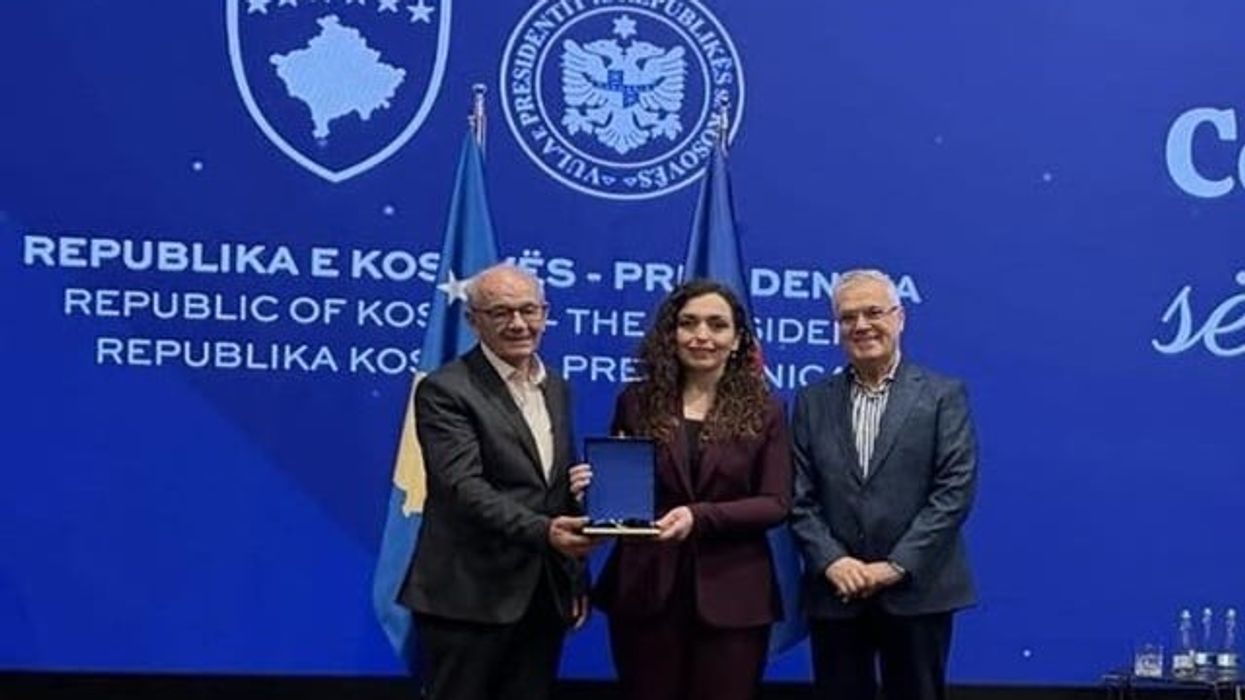 Presidentja Osmani dekoron SHKA “Sofra Pejane” me Medalje Presidenciale të Meritave Presidentja Osmani dekoron SHKA “Sofra Pejane” me Medalje Presidenciale të Meritave