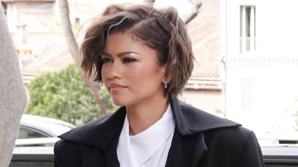 Mësim mode nga Roma: Zendaya sjell elegancën perfekte pranverore me kostum të zi dhe taka të larta