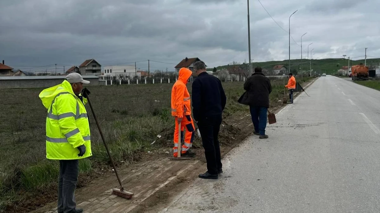 Aksion për pastrimin e rrugëve dhe trotuareve në Sllatinë dhe Bardh të Madh