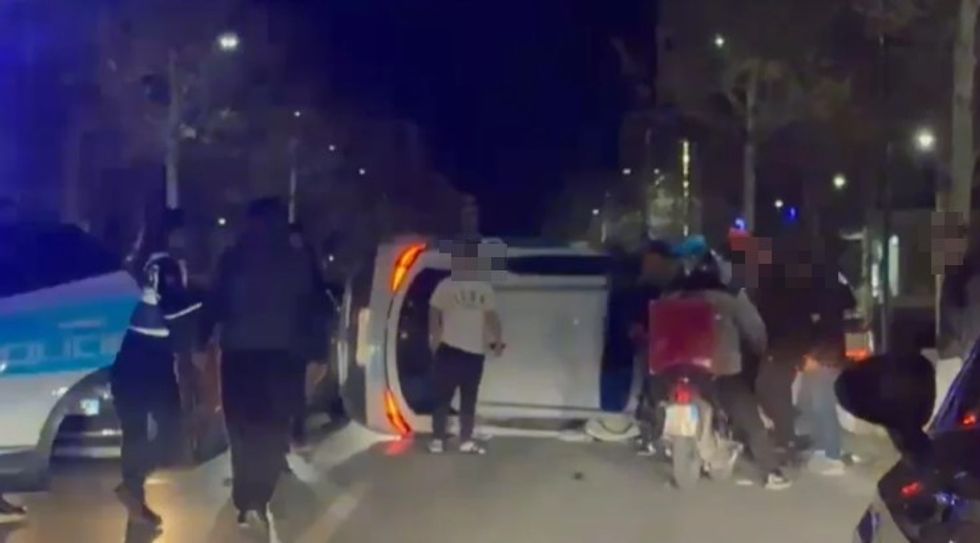 Ndjekje si në filma në Vlorë, makina me drejtues 14-vjeçarin përplas disa automjete, lëndohen dy efektivë