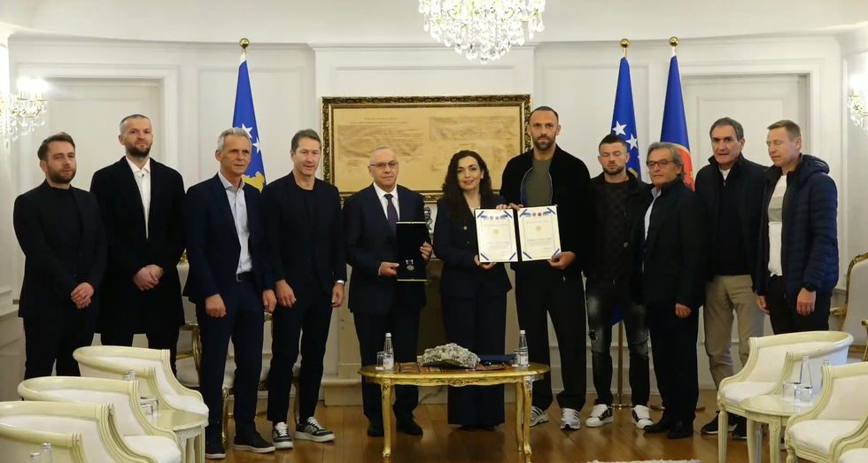 Presidentja Vjosa Osmani dekoron ekipin kombëtar me Medaljen Presidenciale të Meritave