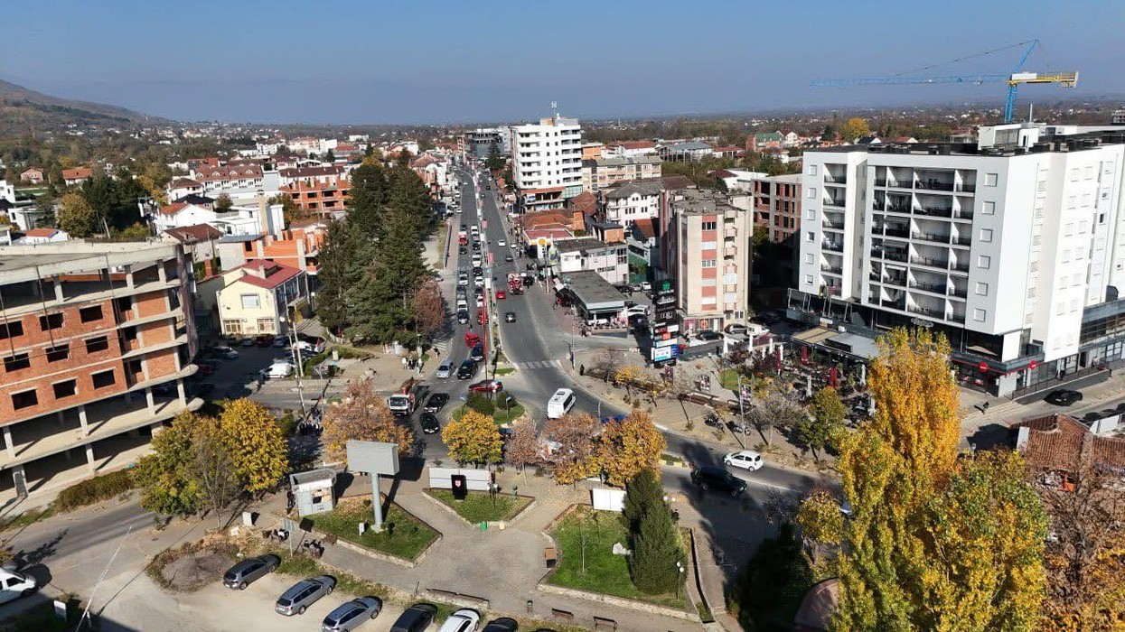 E futi në “Range Rover” dhe rrahu disa herë - detaje nga rasti i sulmit të 11 vjeçarit në Deçan