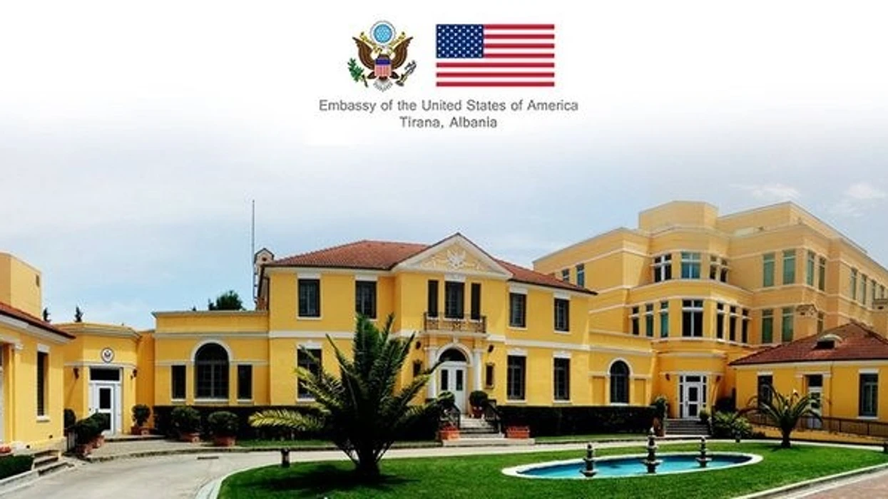 Ambasada amerikane: Irani mund të shënjestrojnë vende turistike, qendra tregtare e hotele në Shqipëri